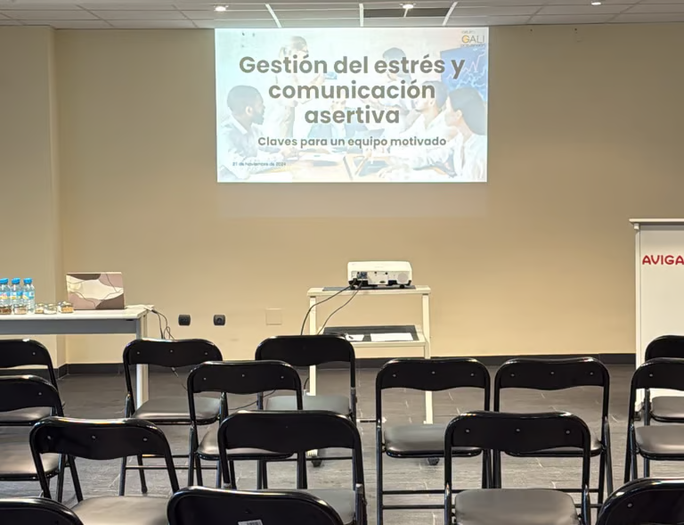 Charla sobre estrés y comunicación asertiva en AVIGASE