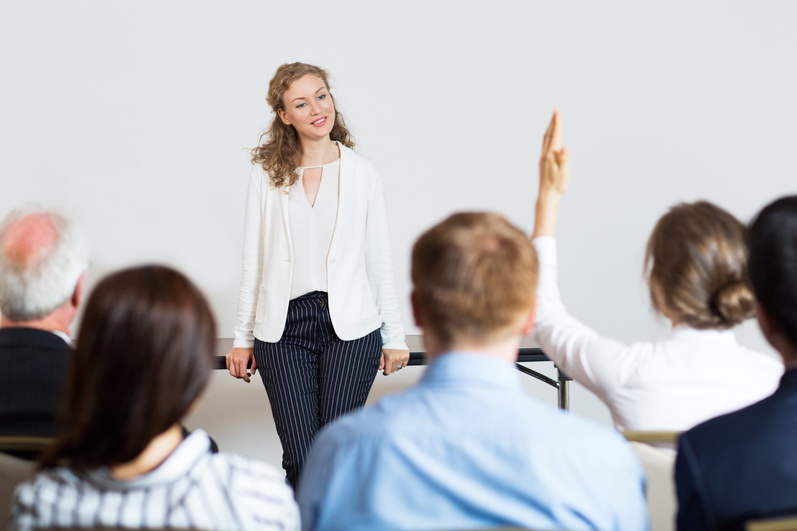 Charla de psicología ante un grupo
