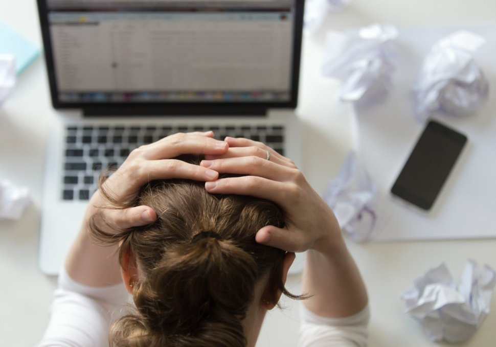 portrait-woman-grabbing-head-desk-near-laptop-Aq2qLjJ1Wgijeqry
