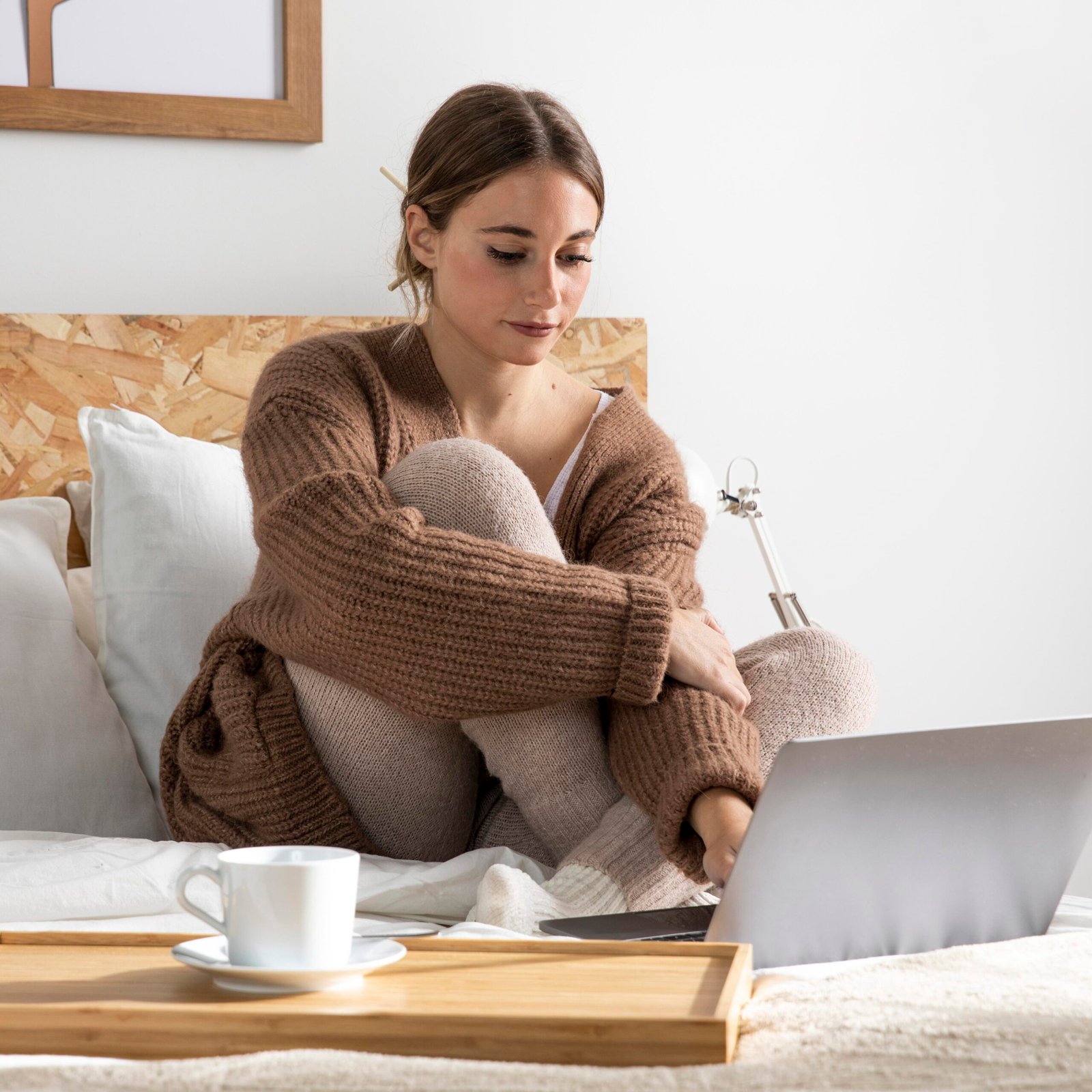full-shot-freelancer-working-bed